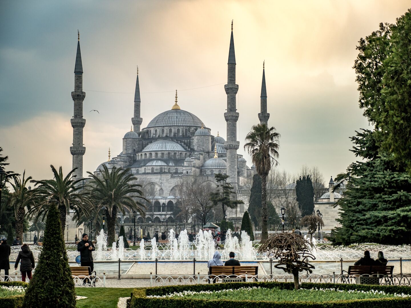 The blue #mosque in #Istanbul
Image metadata: 35mm | 1/250s @ f2.8, ISO 200