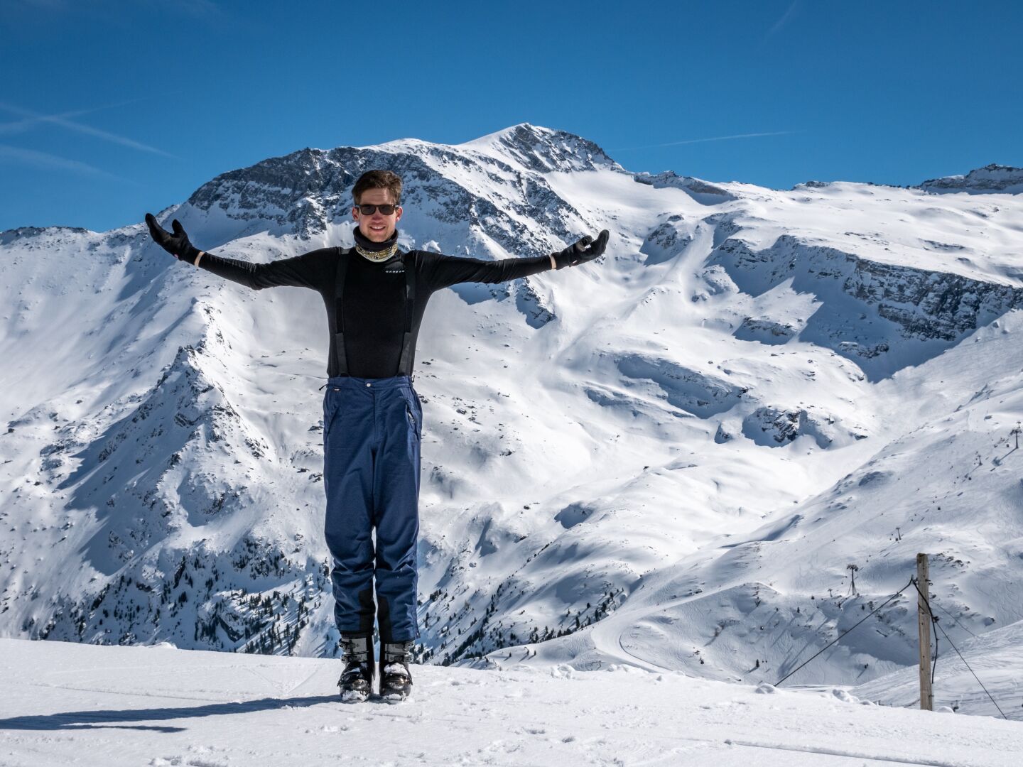 Ready for the next go #skiing - Photo taken in Mar 2019
📷: Panasonic DMC-GH5, LUMIX G VARIO 12-35 F2.8 | 23mm | 1/1600s @ f10, ISO 400